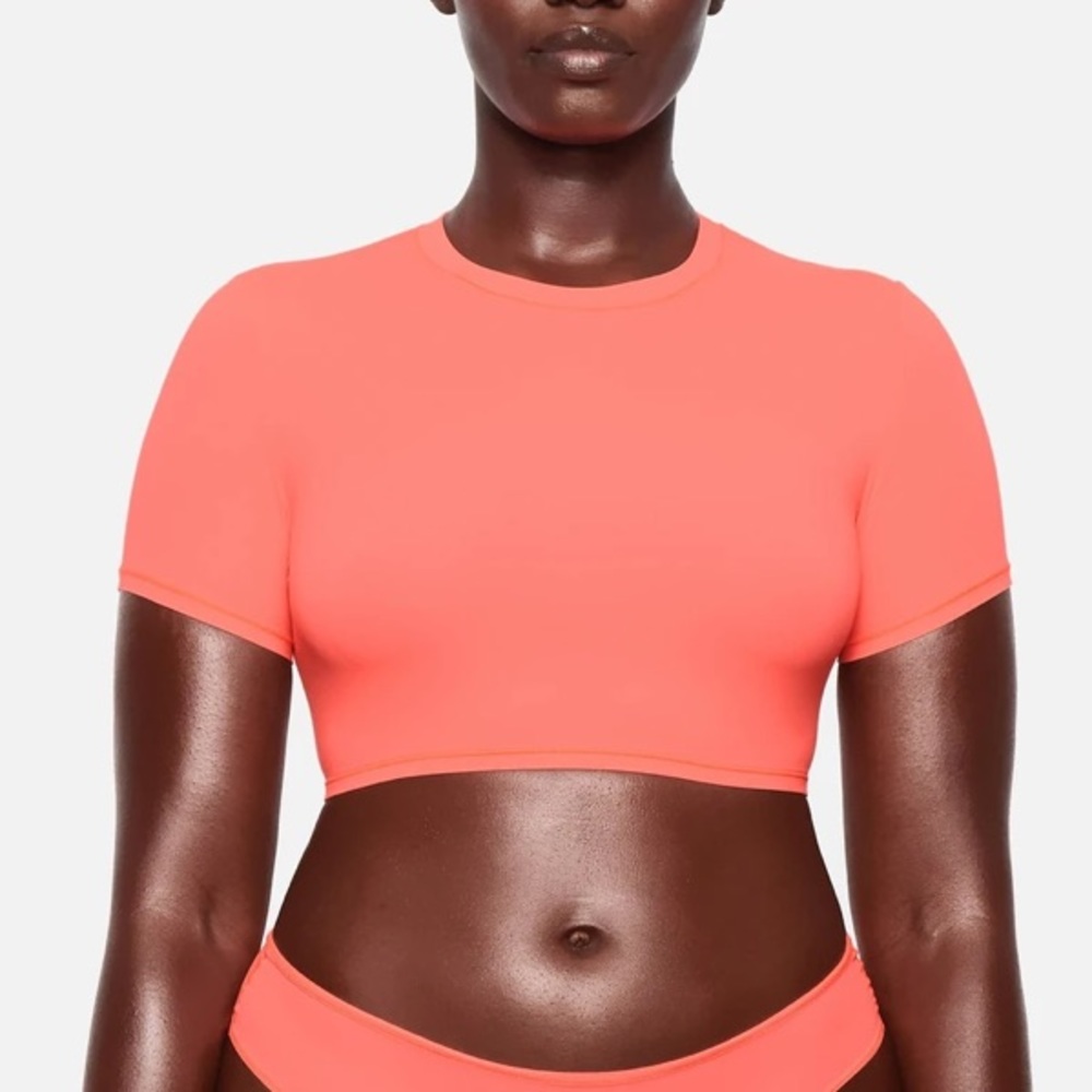 FITS EVERYBODY SUPER CROPPED T-SHIRT